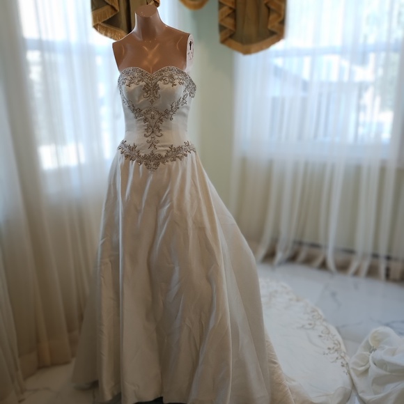 wedding dresses - Picture 14 of 16